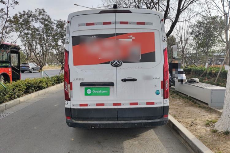 Used SAIC MAXUS Xintu V90 2024 Zhiyun 2.0T Manual Rear-Drive Extended-Wheelbase High-Roof Model with Dual Rear Tires and 3 Seats