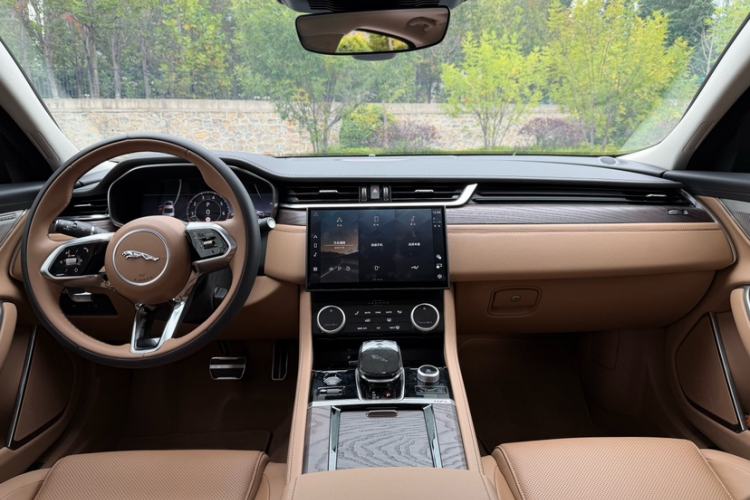 Used Jaguar XFL 2025 Model—2.0T P250, Two-Wheel Drive, Premium Luxury Edition
