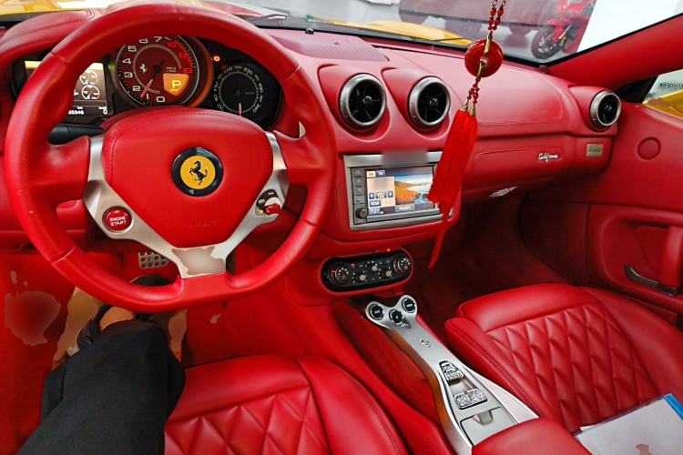 Used Ferrari California T 2009 4.3L Standard Edition Center Console