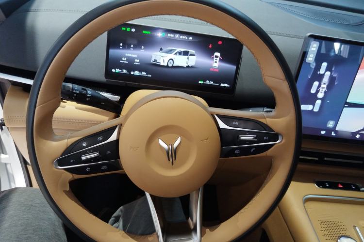 Used VOYAH Dream 2025 PHEV Four-Wheel Drive Excellence Qiankun Edition
