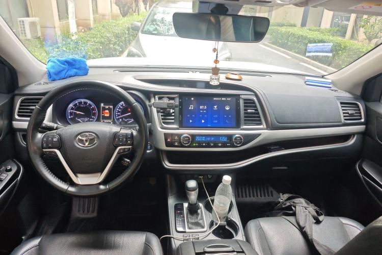 Used Toyota Highlander 2018 2.0T Four-Wheel Drive Prestige Version 7 Seats China V Emission Standard Center Console