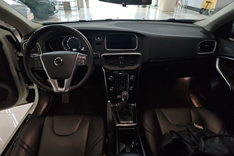 Used Volvo V40 2017 T3 Zhiyi Edition Center Console