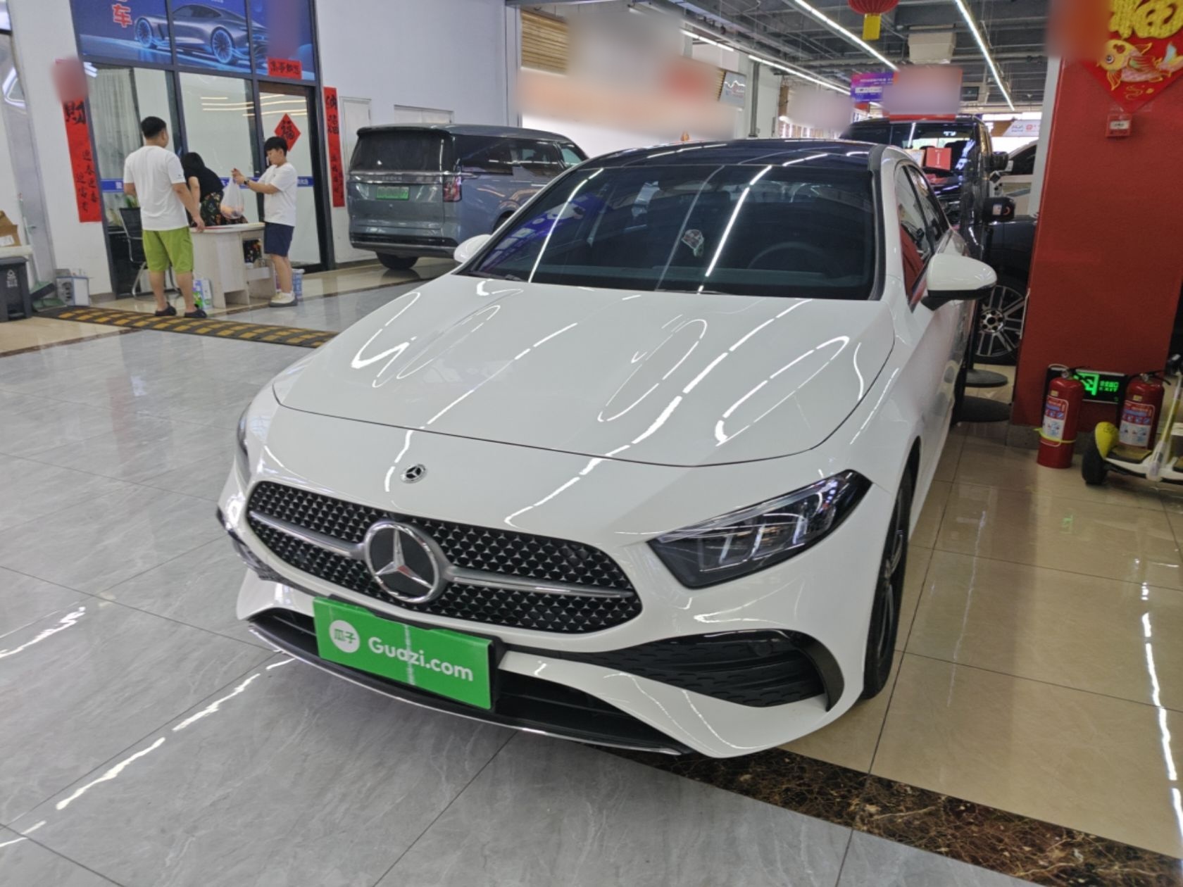Unter der Vorderseite des Autos