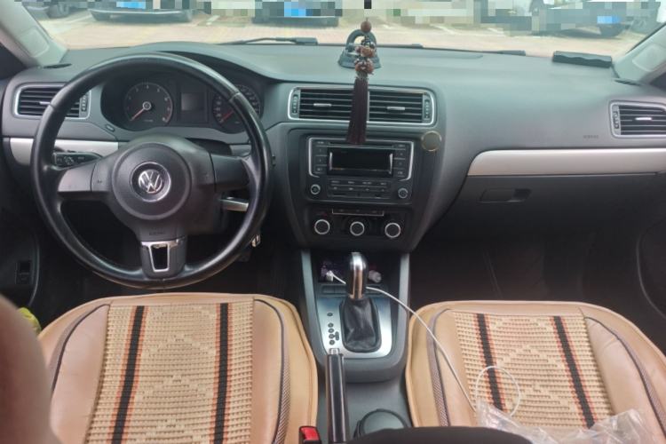 Used Volkswagen Sagitar 2014 Revised Version 1.6L Automatic Leading Edition Center Console