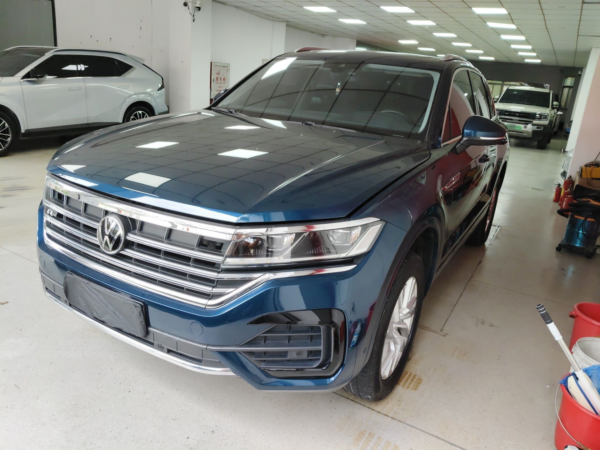 تحت مقدمة السيارة