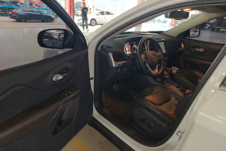 Used Jeep Cherokee 2020 2.0L Two-Wheel Drive Classic Sports Edition Driver Seat