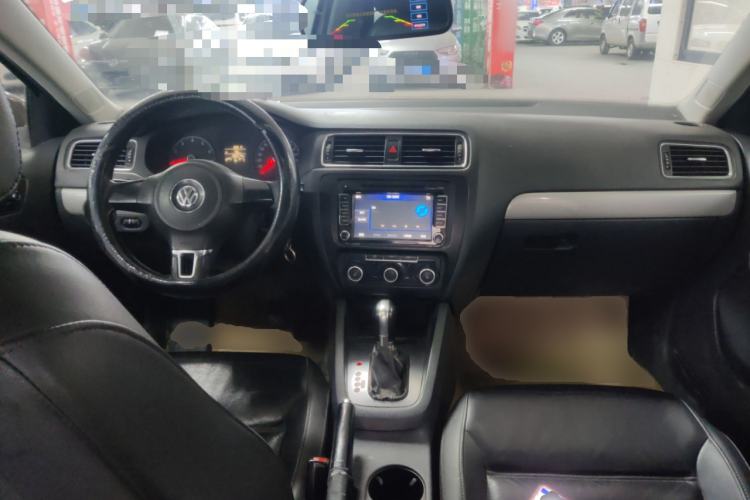 Used Volkswagen Sagitar 2012 1.6L Automatic Comfort Edition Center Console