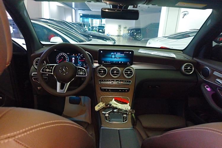 Used Mercedes-Benz GLC 2022 Second Facelift GLC 260 L 4MATIC Luxury Edition Center Console