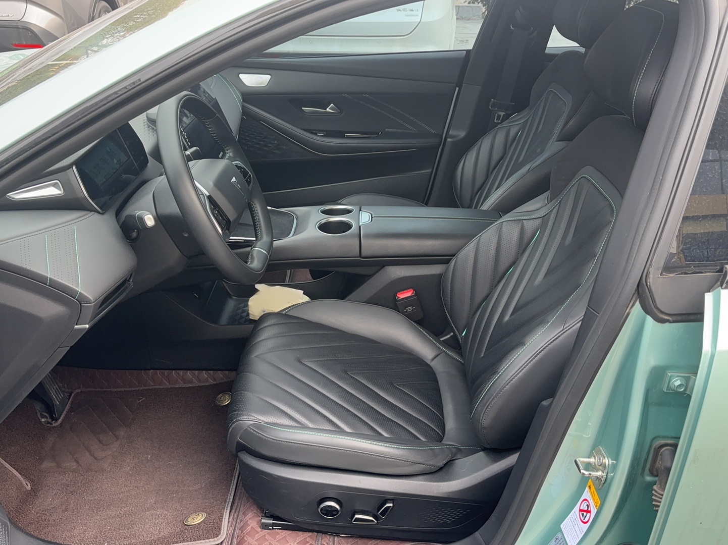 Переднее сиденье в автомобиле