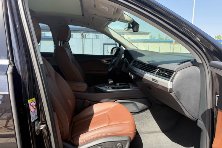 Used Audi Q7 2019 55 TFSI Technology Edition Interior 2