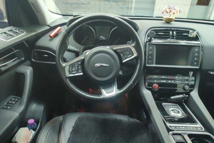 Used Jaguar F-PACE 2018 2.0T Two-Wheel Drive Urban Deluxe Edition
