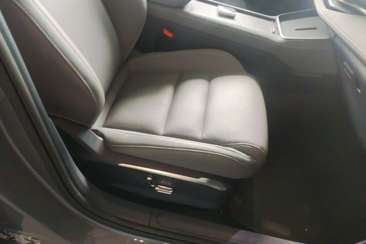 Used Lynk & Co 06 EM-P 2025 EM-P 126 Long-Range Max Right Front Seat