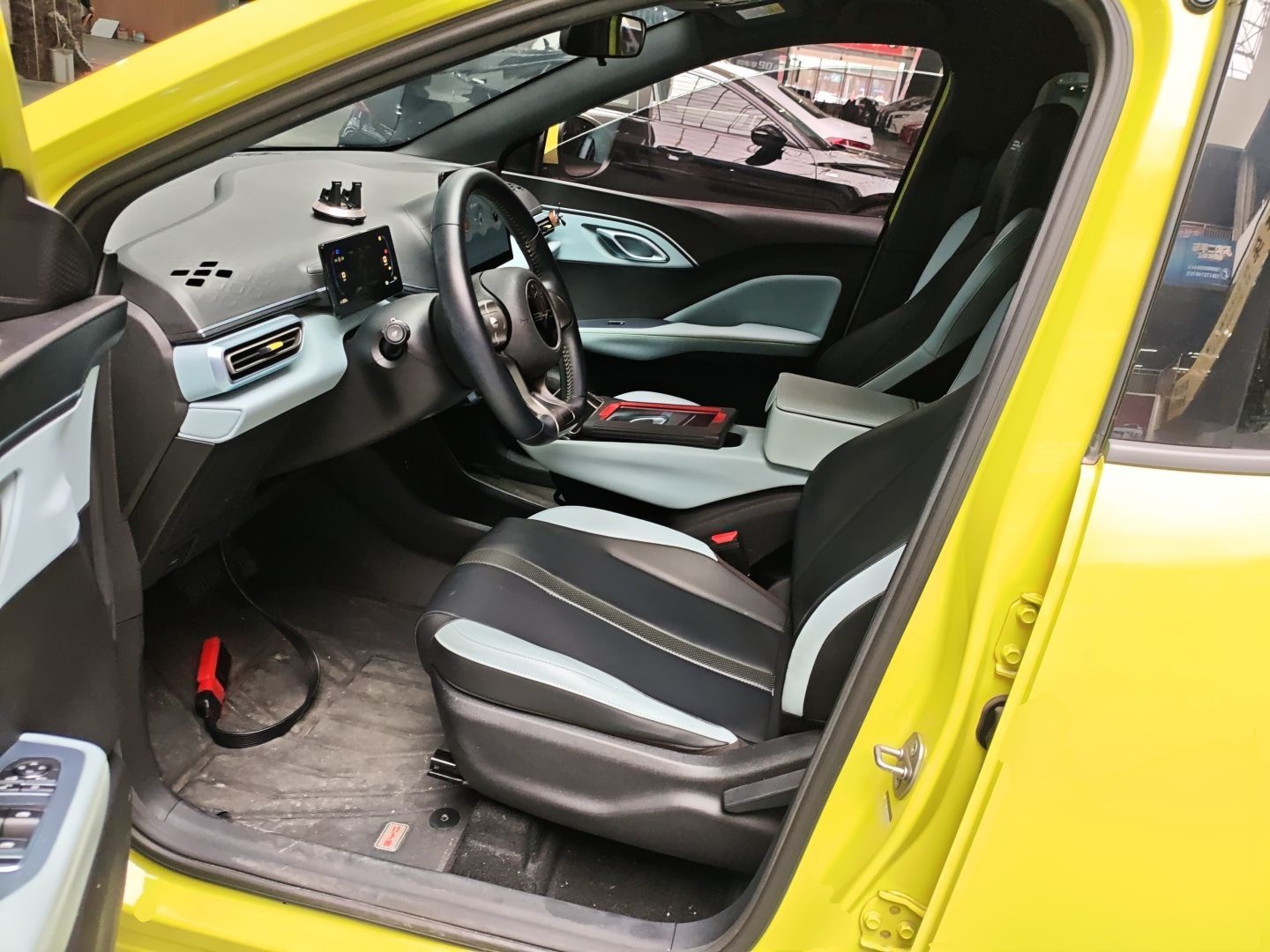 المقاعد الأمامية داخل السيارة