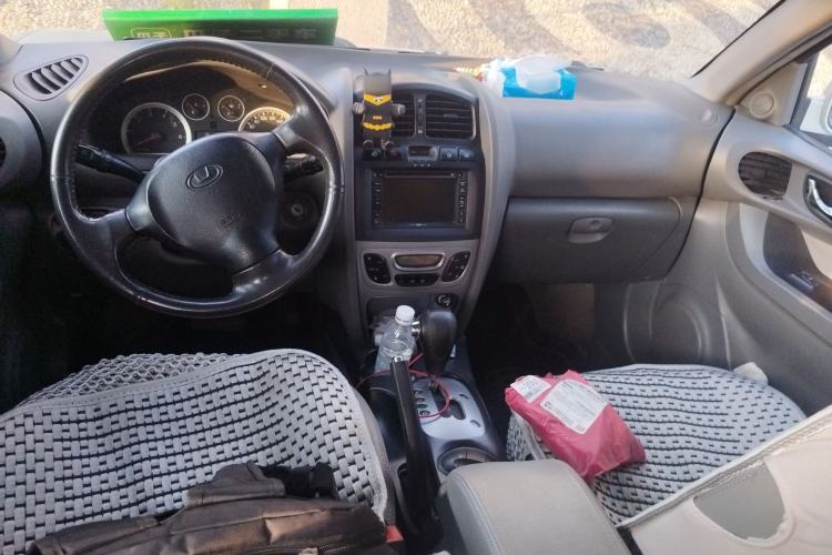 Used Huatai Santa Fe Classic 2012 2.0T Diesel Automatic 4x4 Prestige Version Center Console