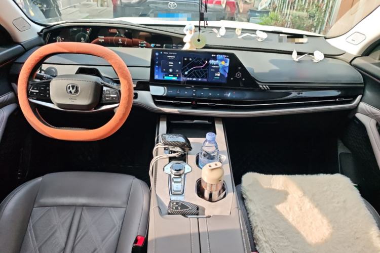 Used CHANGAN UNI-K iDD 2023 Smart Electric iDD 1.5T 135km Smart Leading Model Center Console