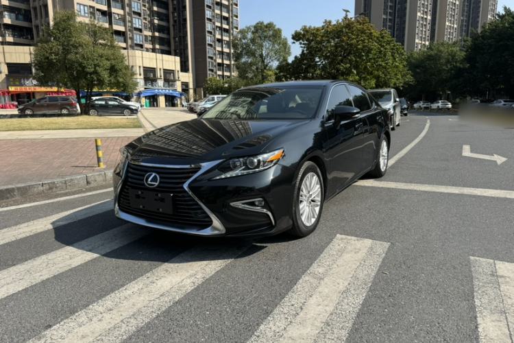 Used Lexus ES 2015 250 Elegant Edition Front Left 45 Deg
