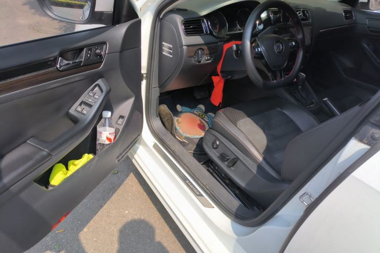 Used Volkswagen Sagitar 2015 230TSI Automatic Luxury Model Driver Seat