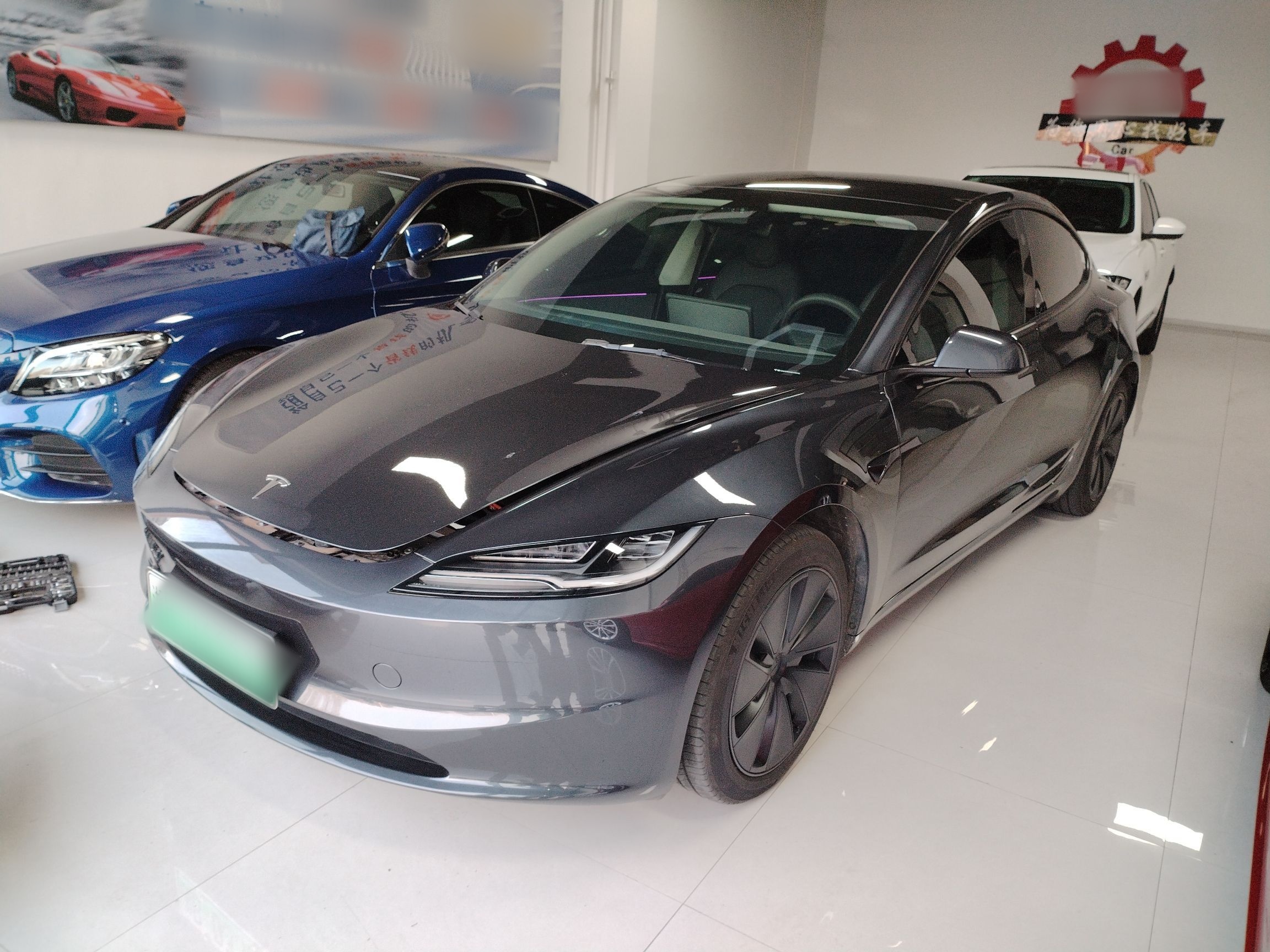 تحت مقدمة السيارة