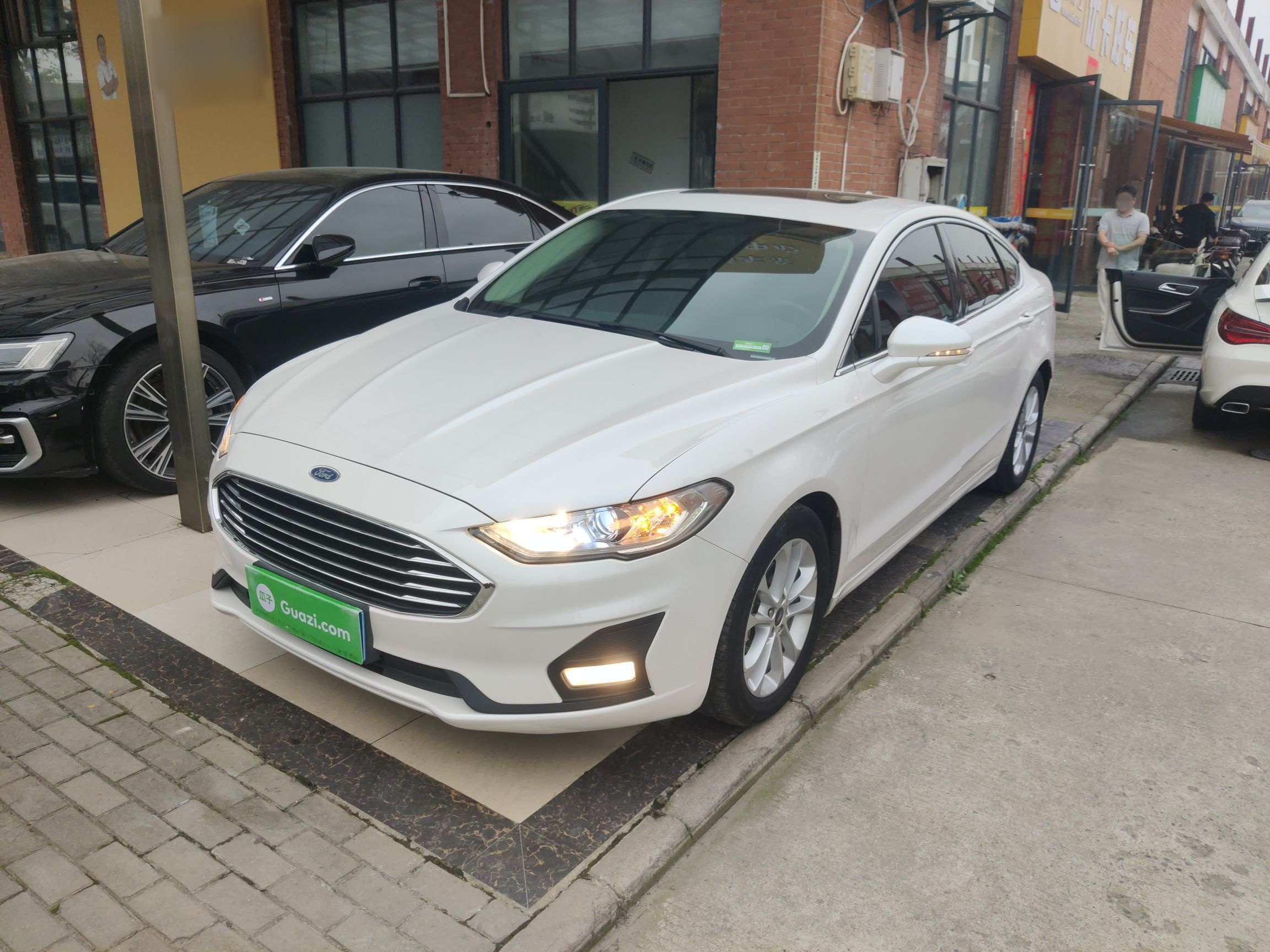 تحت مقدمة السيارة