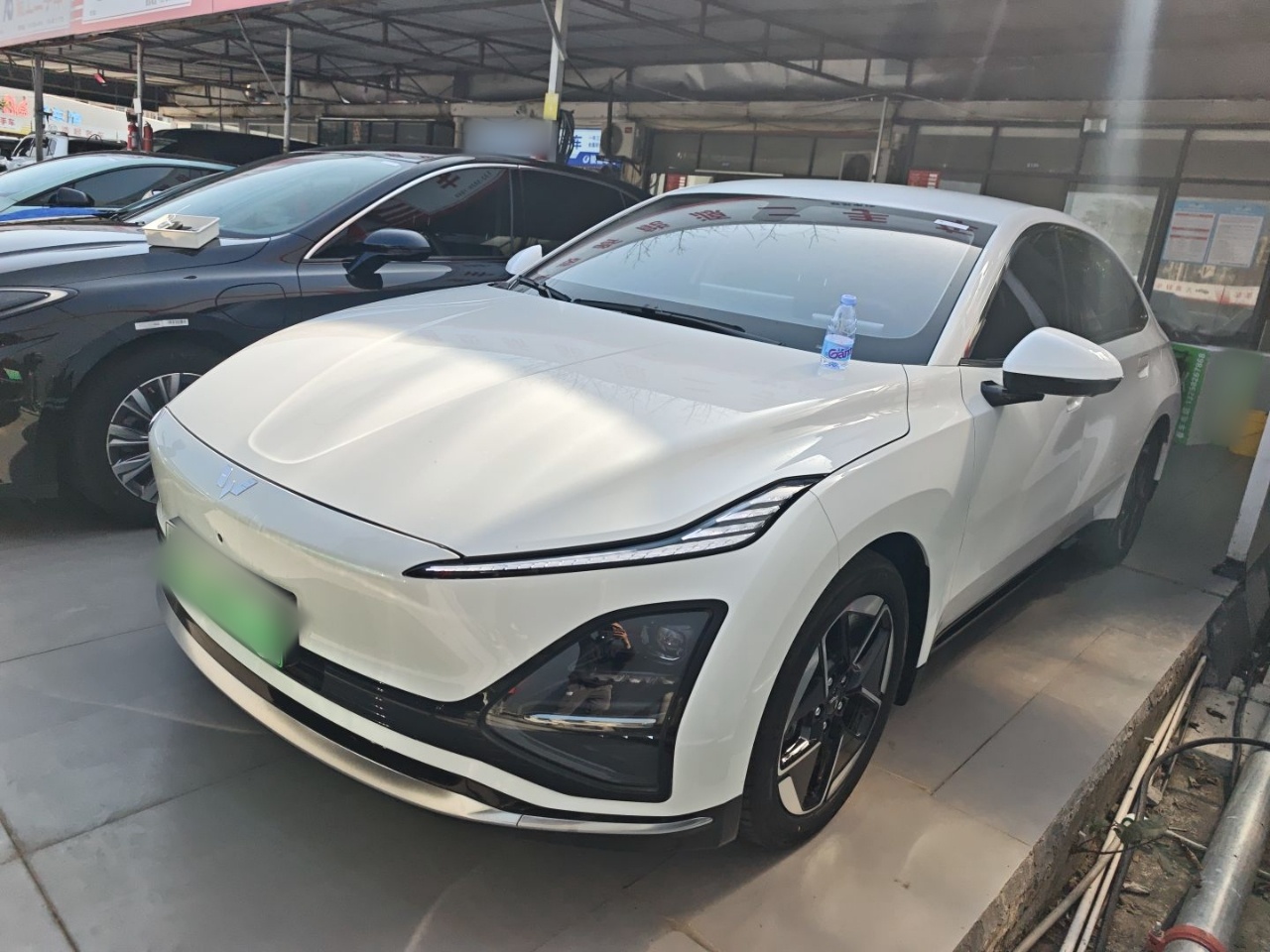 تحت مقدمة السيارة