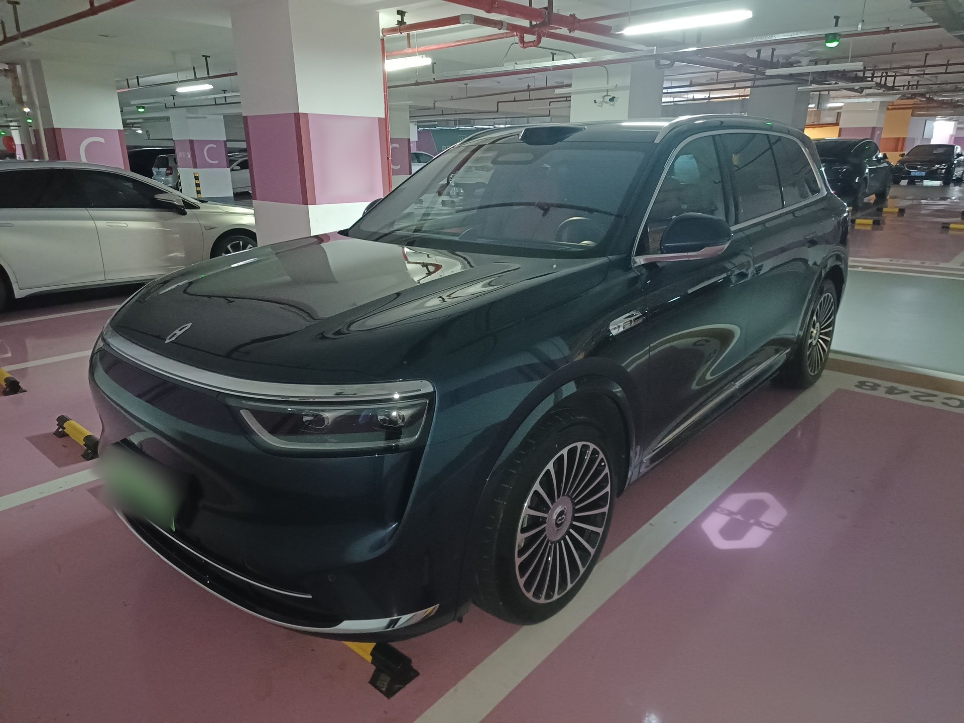 تحت مقدمة السيارة