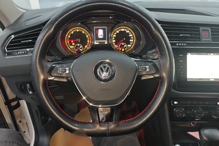 Used Volkswagen Tiguan L 2020 330TSI Automatic Two-Wheel Drive Panoramic Comfort Edition China VI Standard
