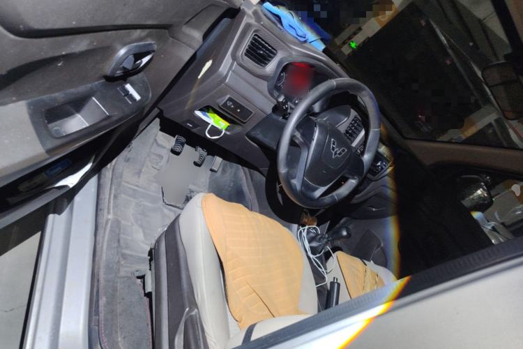 Used Wuling Hongguang V 2019 1.5L Jingqu Edition Sealed-Window Vehicle China VI LAR Driver Seat