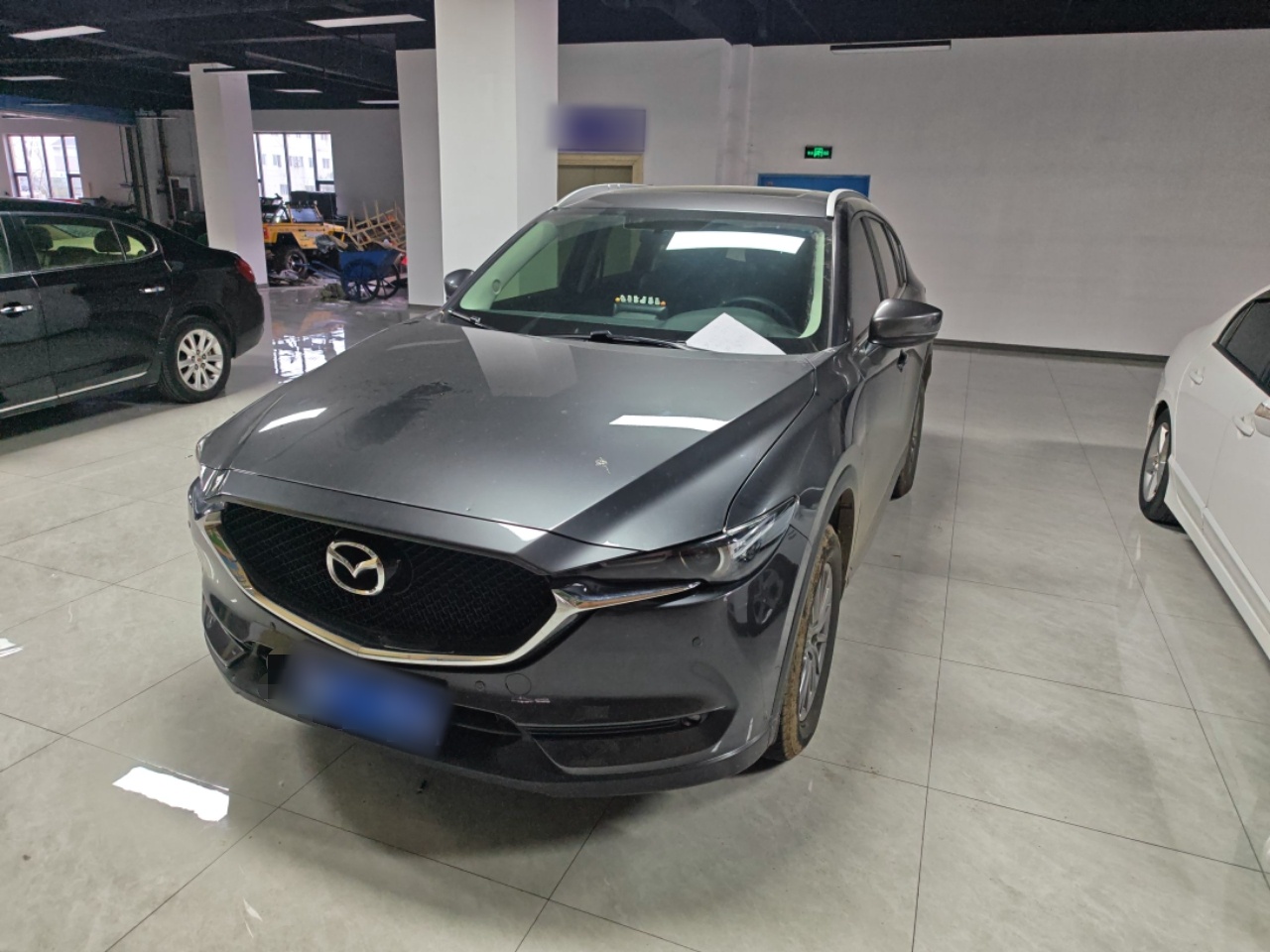 Под передней частью автомобиля