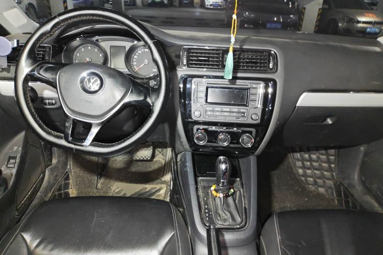 Used Volkswagen Sagitar 2015 1.6L Automatic Comfort Model Center Console