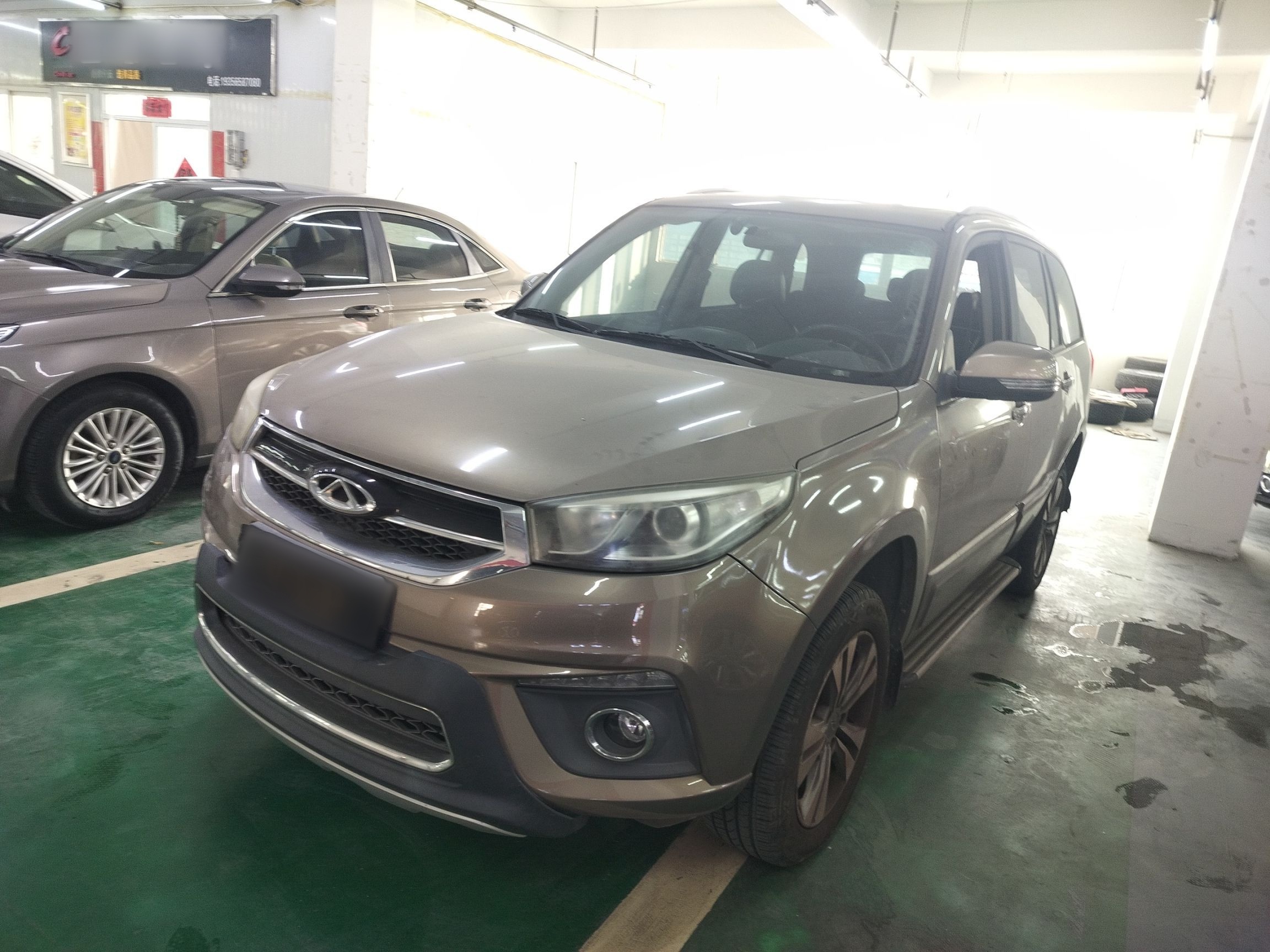 تحت مقدمة السيارة