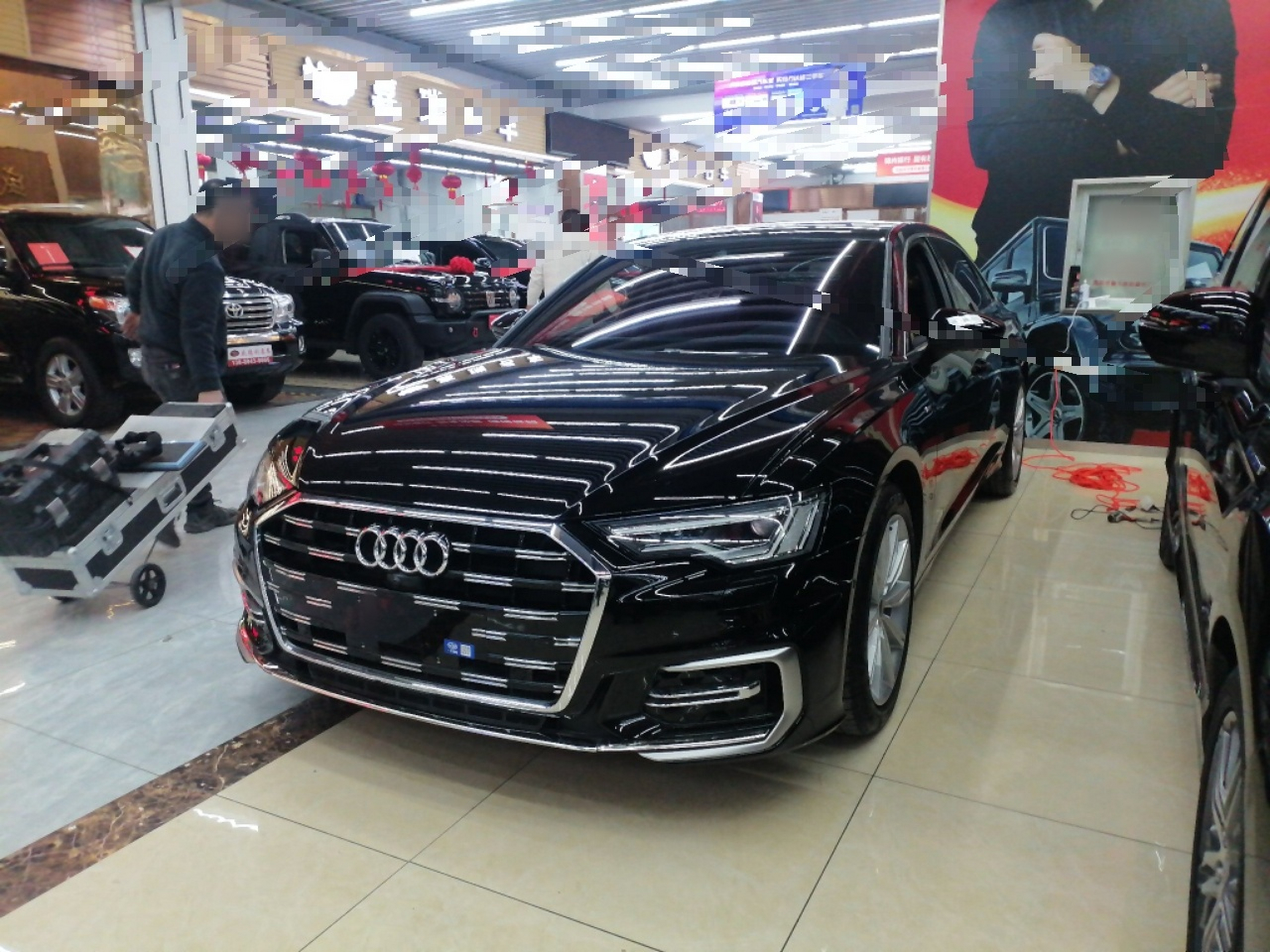 تحت مقدمة السيارة