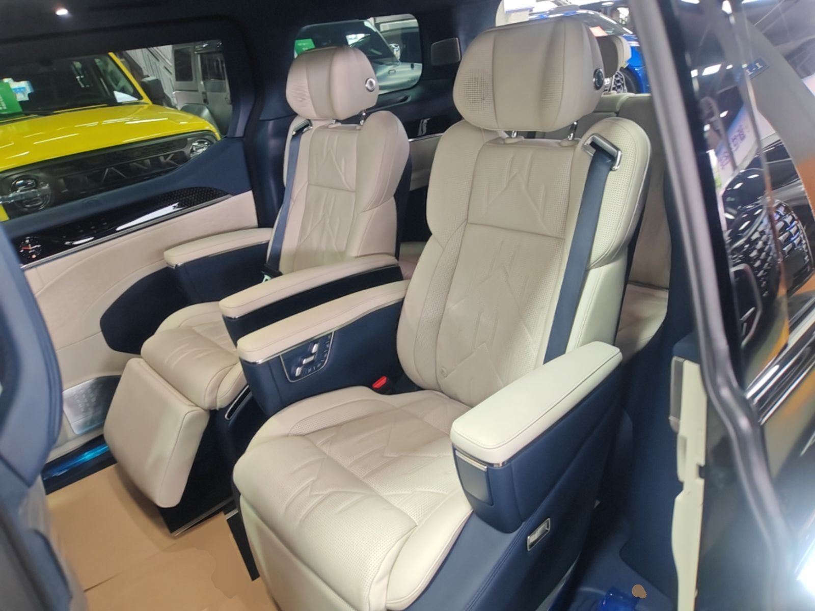 Zeekr 009 2024 7-Seater Walk-Through Version Four-Wheel Drive 108 kWh — снимка 20