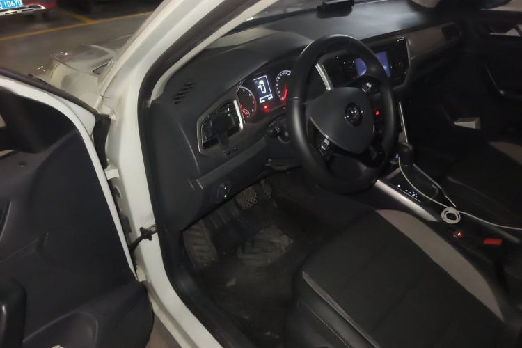 Used Volkswagen T-ROC 2019 230TSI DSG Two-Wheel-Drive Advanced Version China VI Standard Driver Seat