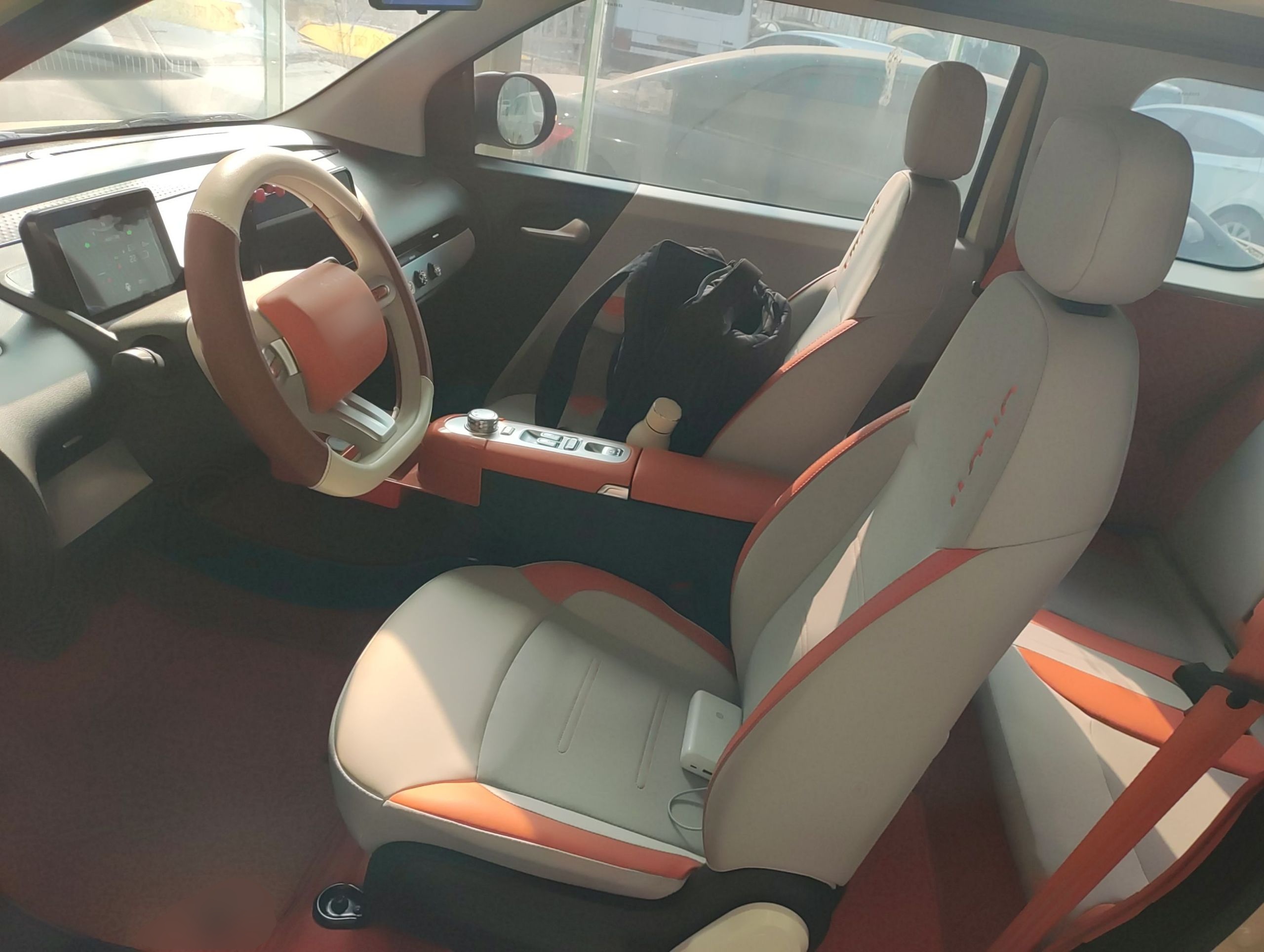 المقاعد الأمامية داخل السيارة