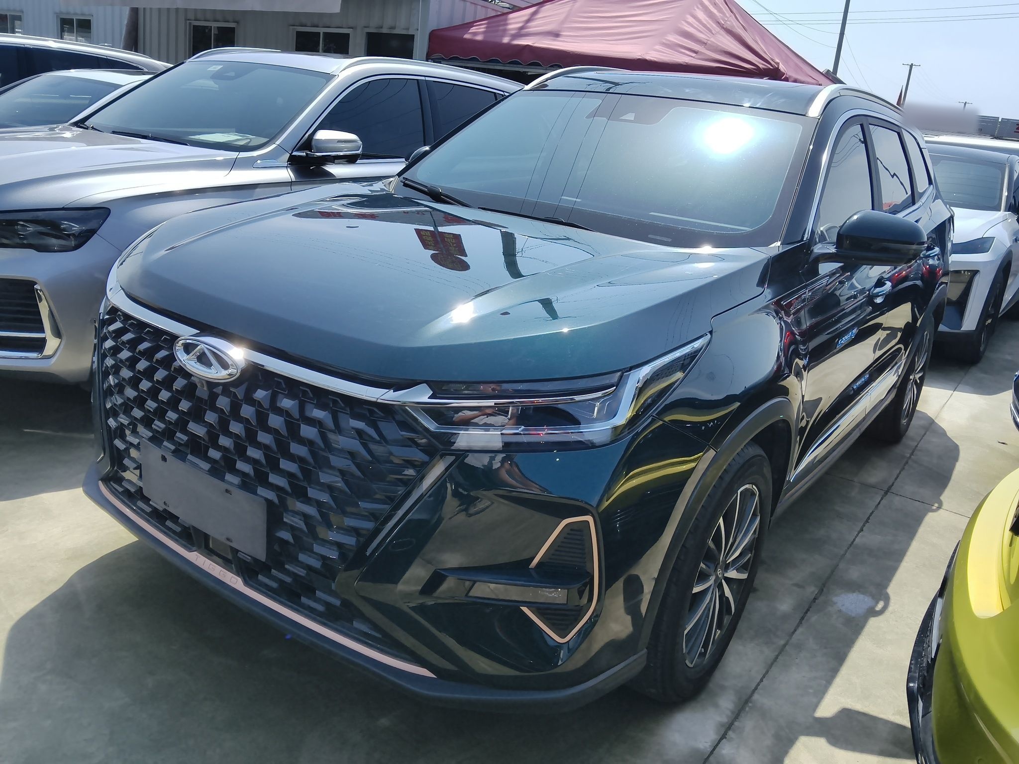 تحت مقدمة السيارة