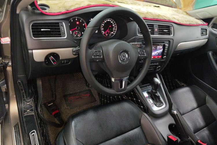 Used Volkswagen Sagitar 2014 Revised Version 1.4TSI Automatic Luxury Edition Center Console