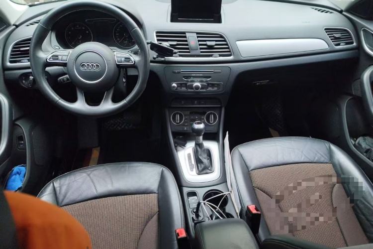 Used Audi Q3 2015 35 TFSI Comfort Model Center Console