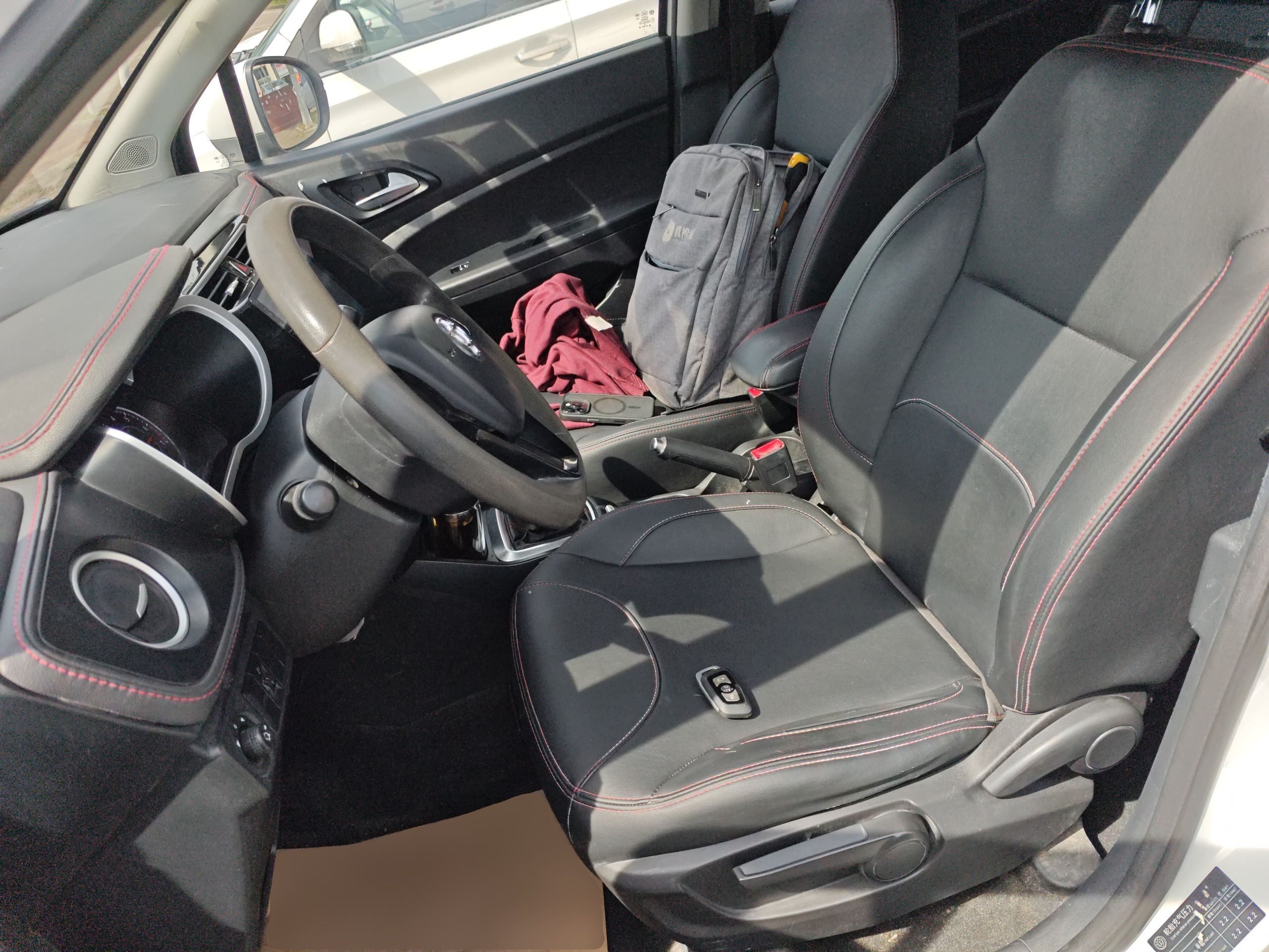 المقاعد الأمامية داخل السيارة