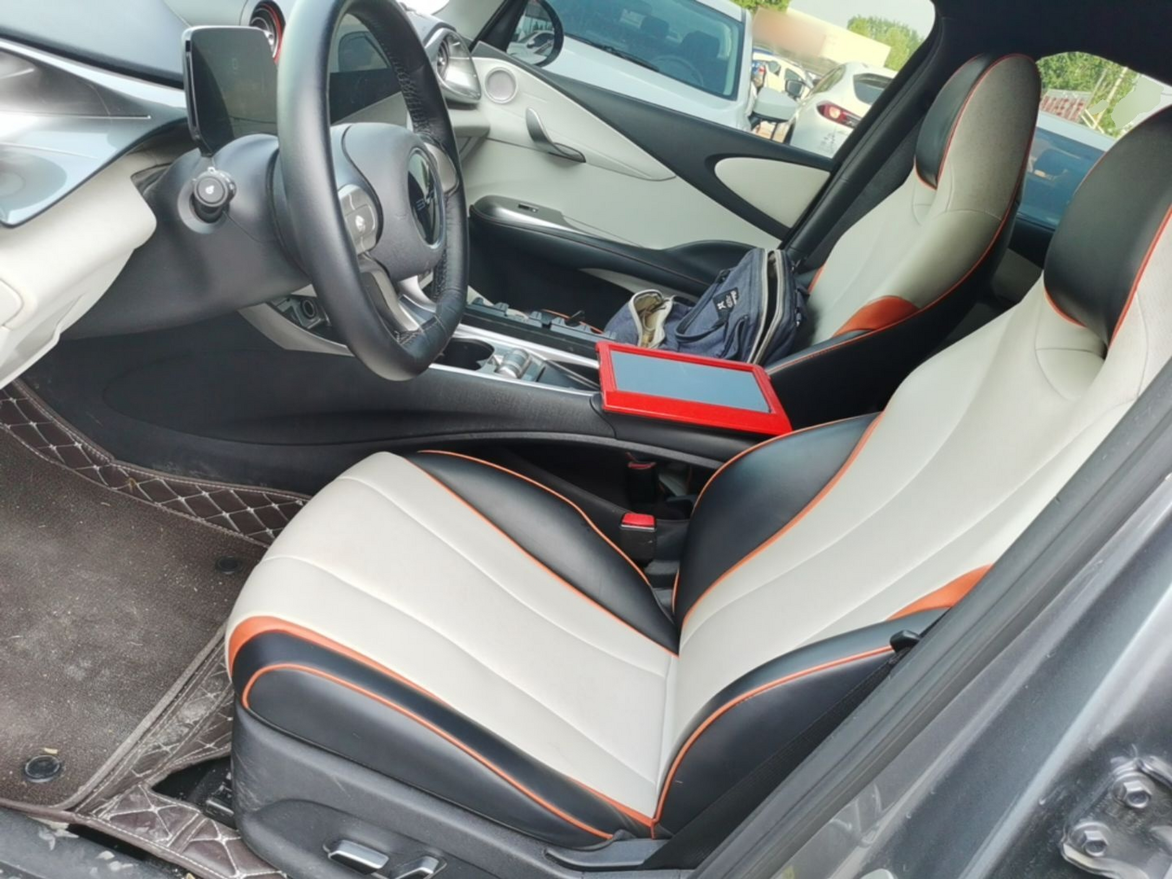 المقاعد الأمامية داخل السيارة