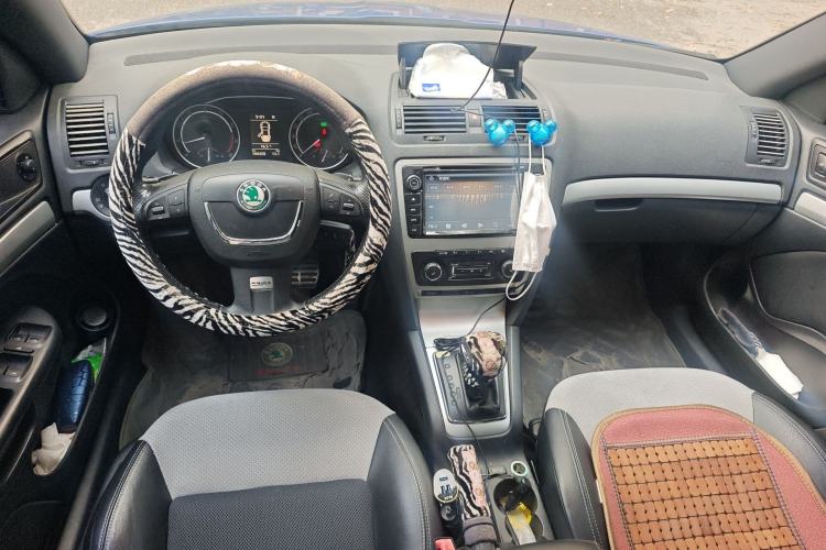 Used Skoda Octavia 2010 2.0 TSI RS Center Console