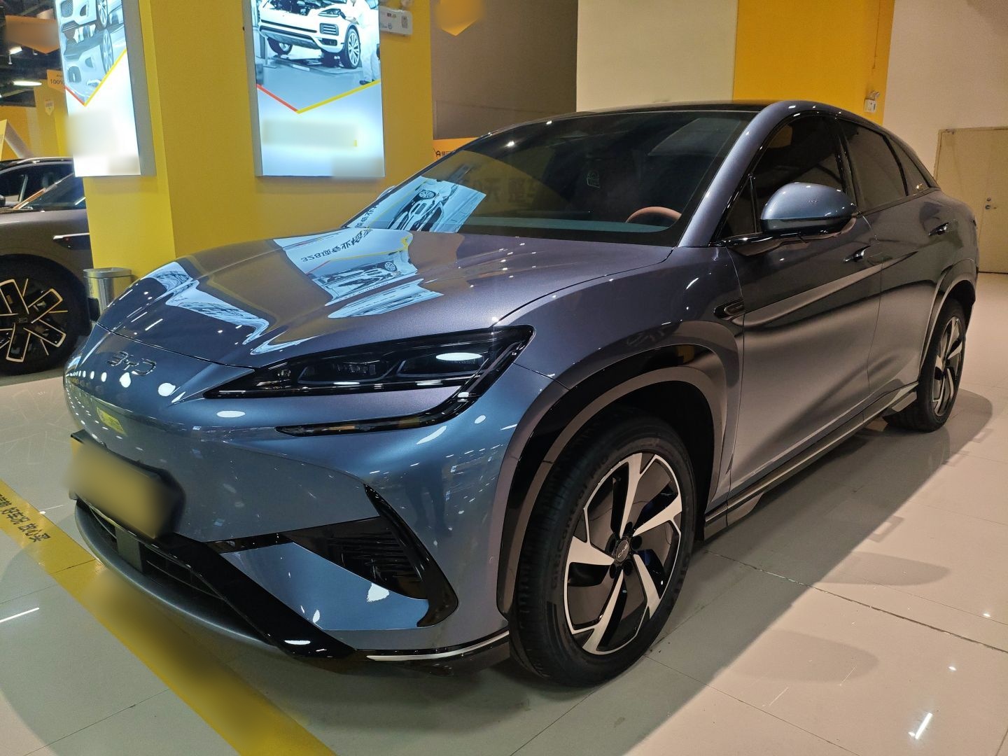 تحت مقدمة السيارة