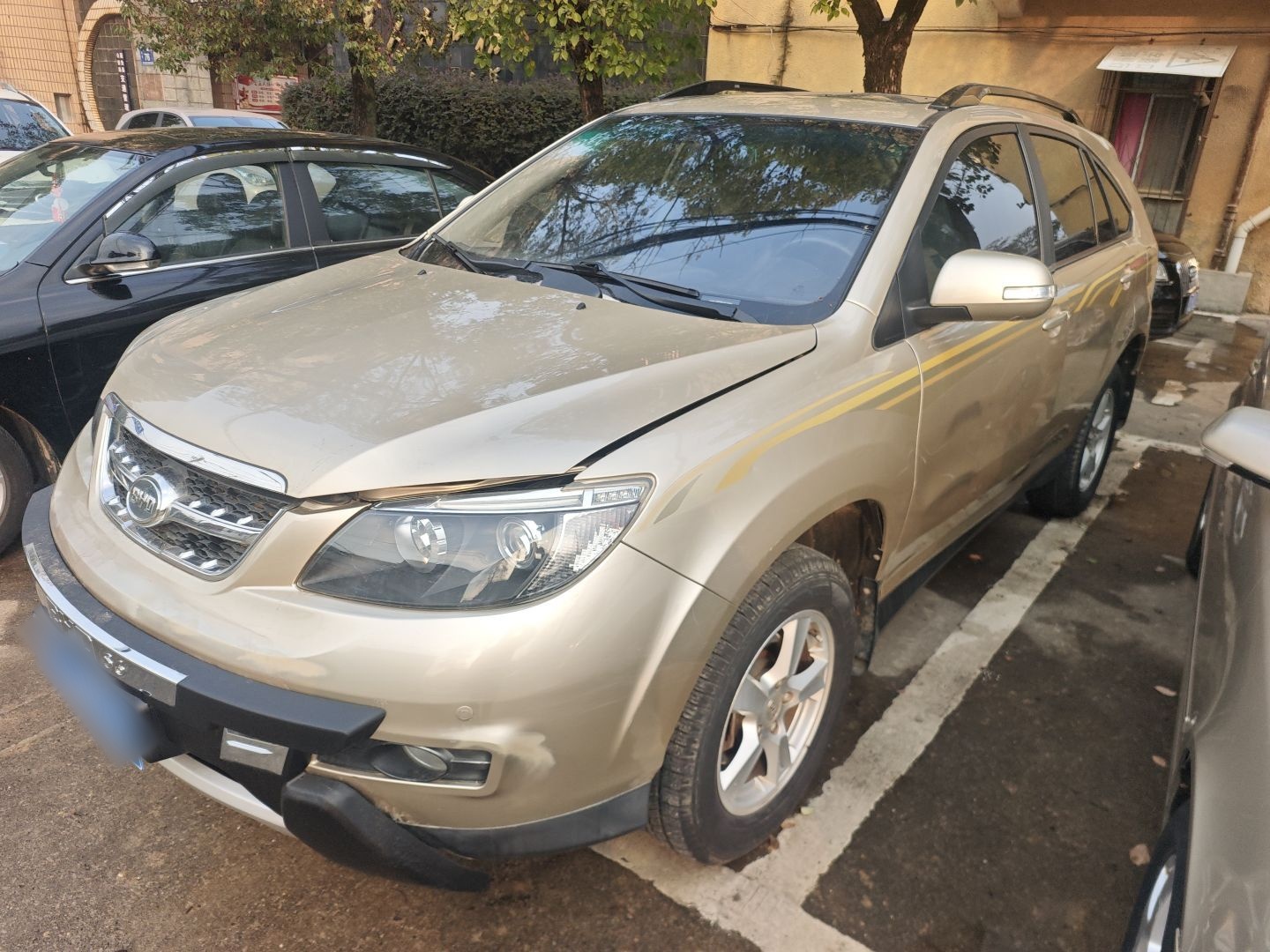 Под передней частью автомобиля