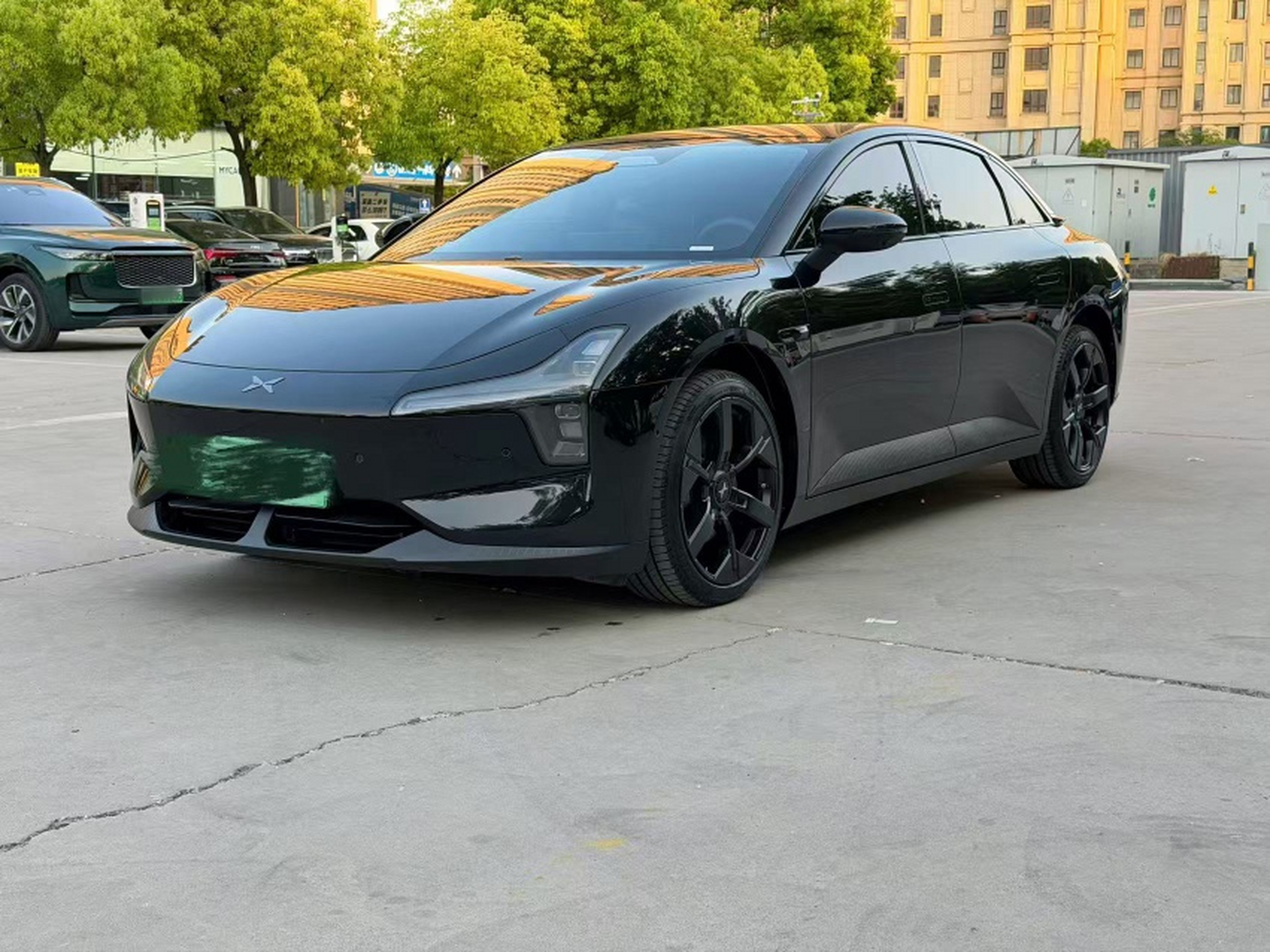 Под передней частью автомобиля