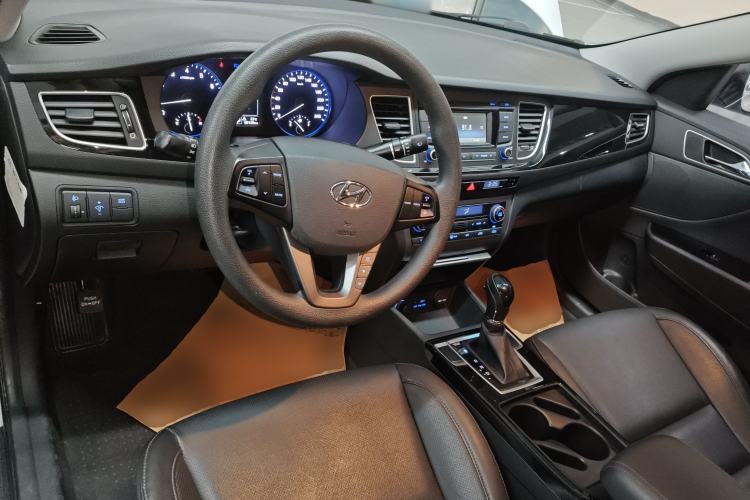 Used Hyundai Mistra 2014 1.8L Automatic Smart GLS Center Console