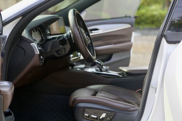 Used BMW 6 Series GT 2018 640i xDrive M Sport Package Interior 2