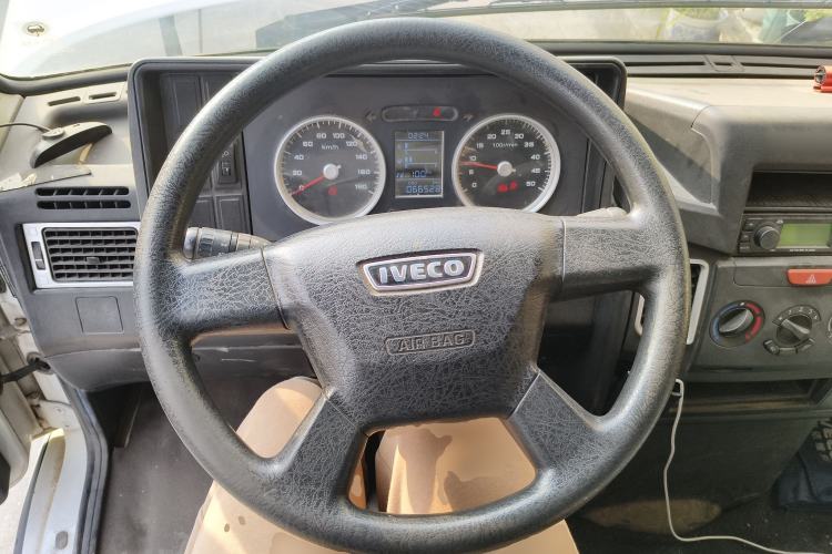 Used Iveco Daily 2020 2.5T A35 Passenger Van with Dual Tires Mid-Roof Design 5-9 Seater Side-Sliding Door China V Emission Standard