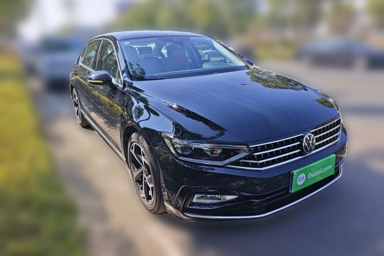 Used Volkswagen Magotan 2025 Revised Version Zhongxiang Edition 330TSI DSG Luxury Trim Front Right 45 Deg