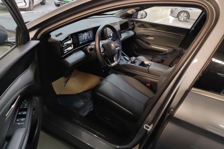 Used BYD Qin L 2025 DM-i Smart Drive 120KM Superior Model Left Front Seat