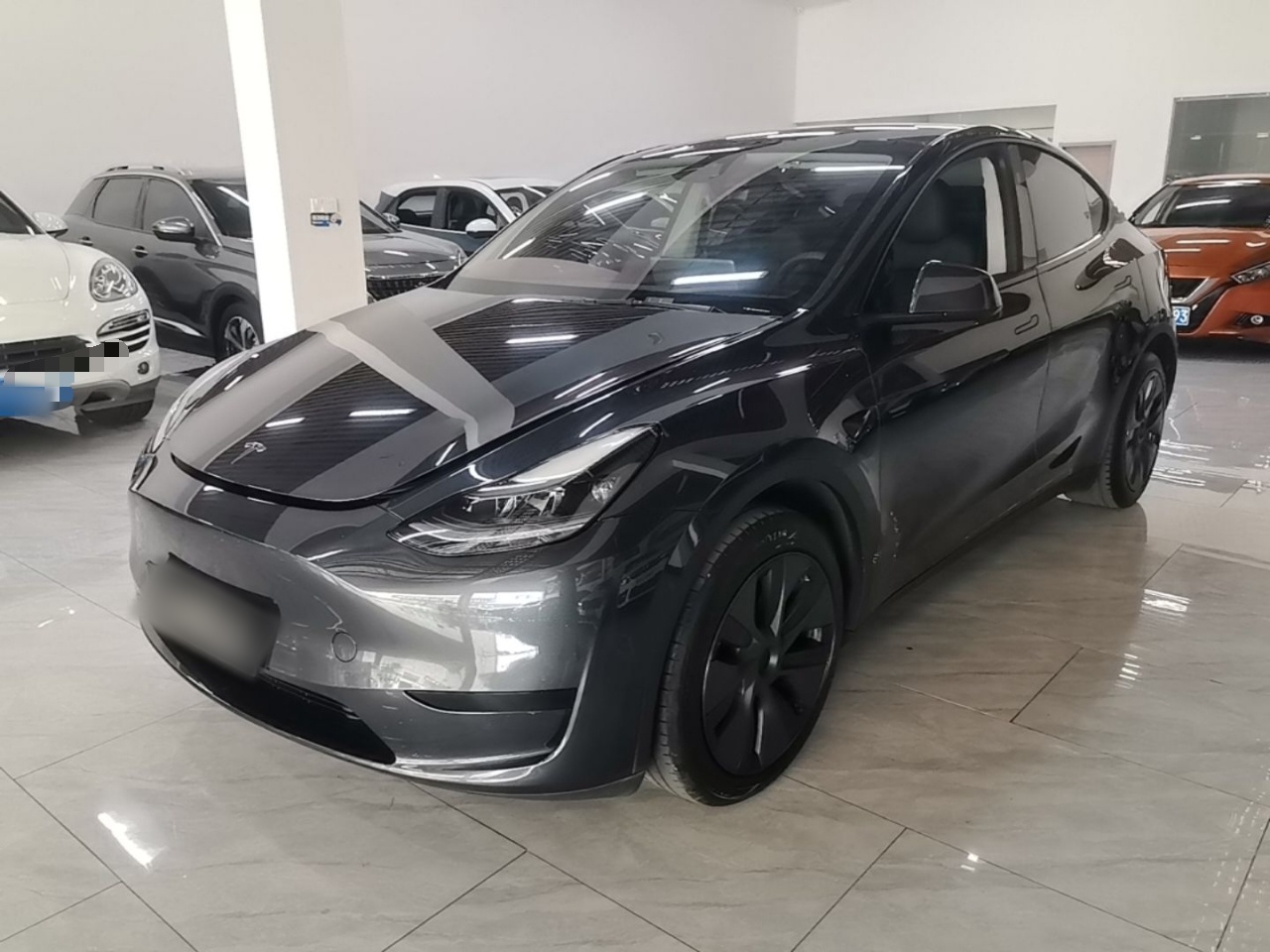 Под передней частью автомобиля
