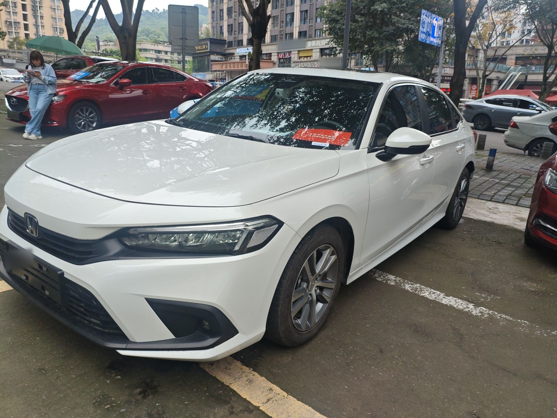 Под передней частью автомобиля